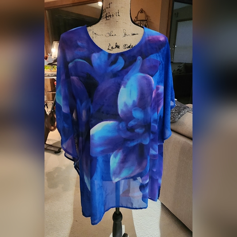 Susan Graver Blue oral Tunic Size S